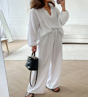 WOLFF Elegant Two-Piece Set with V-Neck and Pants